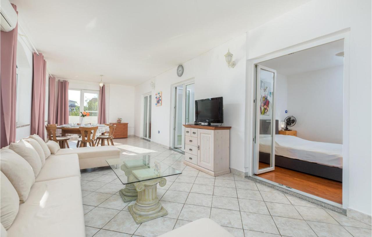3 Bedroom Awesome Apartment In Pula Apartment