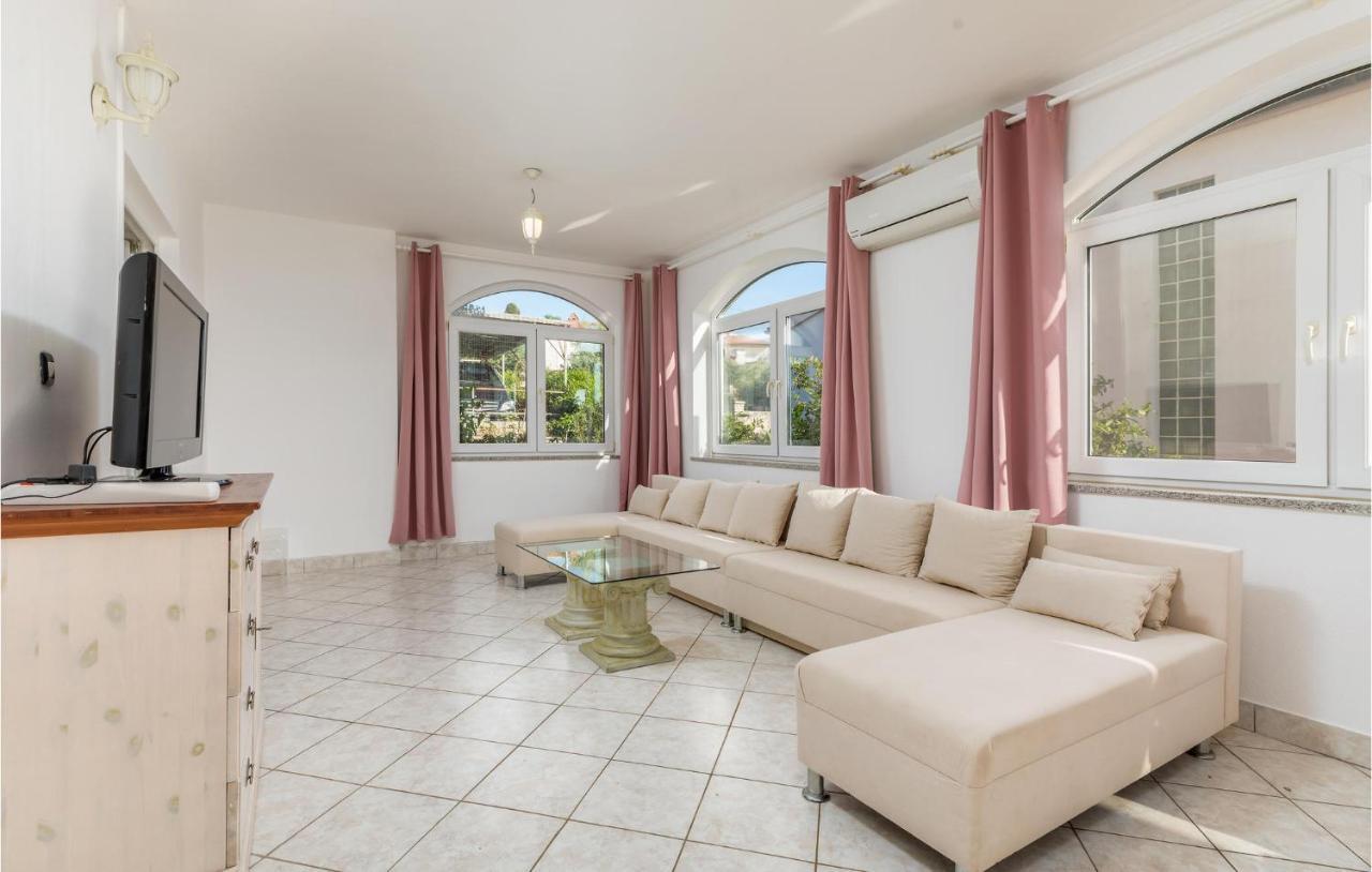 3 Bedroom Awesome Apartment In Pula Apartment